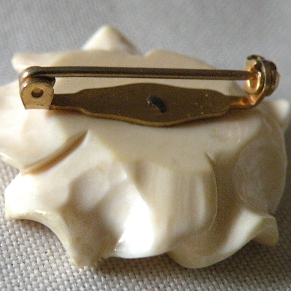 1950s Vintage Alasakan Carved White Flower Gold Nugget Center Pin - Picture 6 of 6